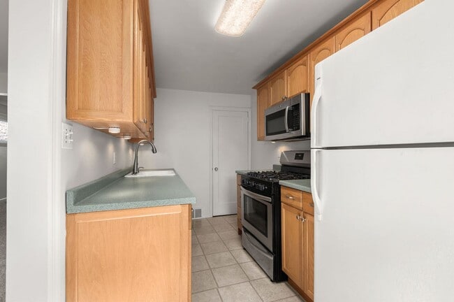 Building Photo - FIRST MONTH FREE* Twin home with new carpe...