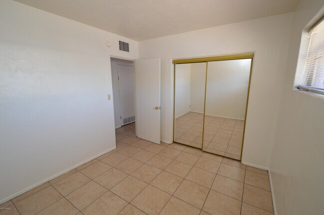 Building Photo - 4333 E Bellevue St