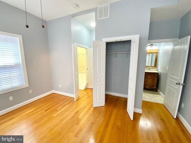 Building Photo - 812 5th St NE