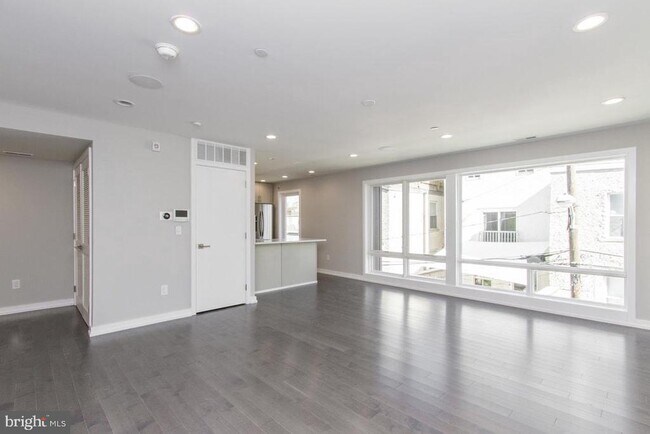 Building Photo - 712 S Sartain St