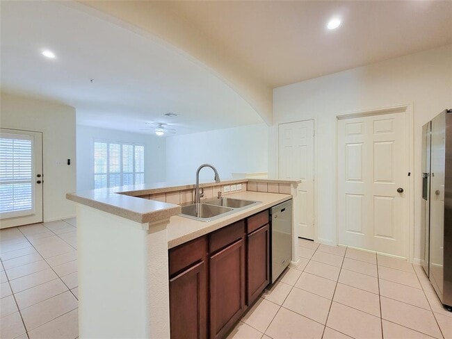 Building Photo - 6607 Lake Woodlands Dr