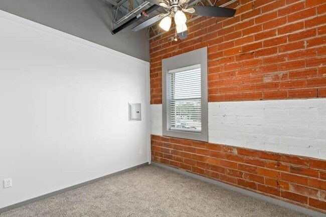 Building Photo - 612 E Texas Ave