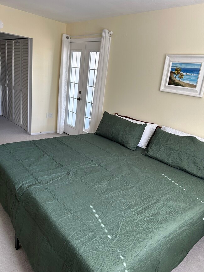 Building Photo - 1220 Lakeside Dr