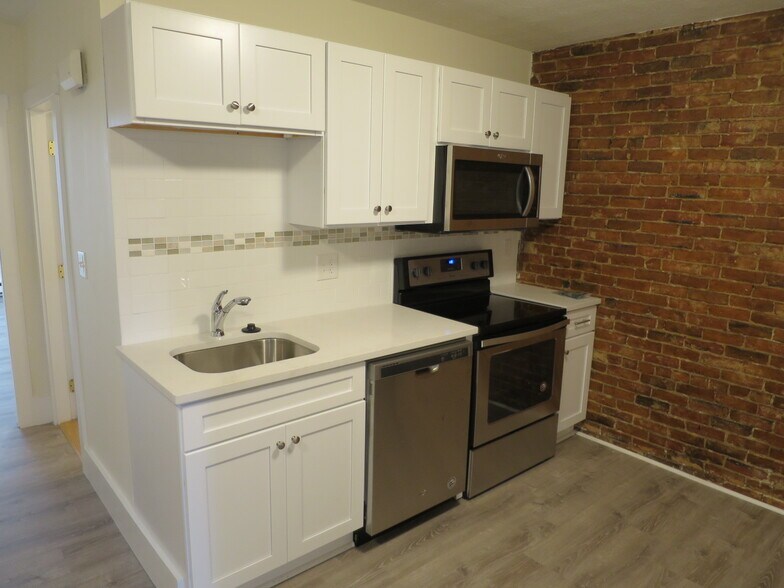 Building Photo - 3 Elm St