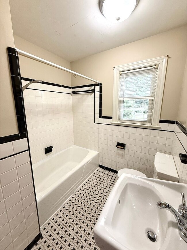 Building Photo - Spacious 3 Bed Duplex in Downtown Frederic...