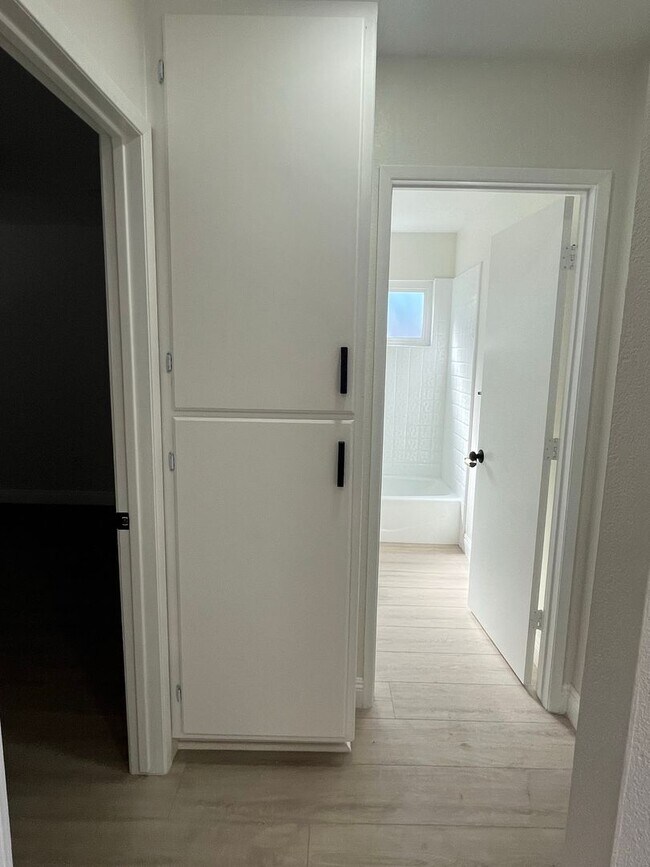 Building Photo - 784