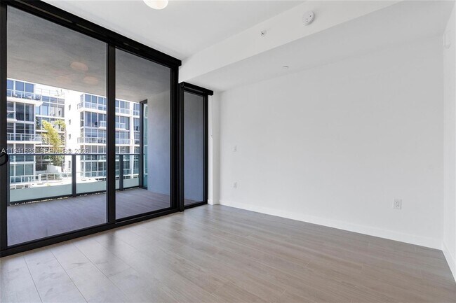 Building Photo - 9901 W Bay Harbor Dr