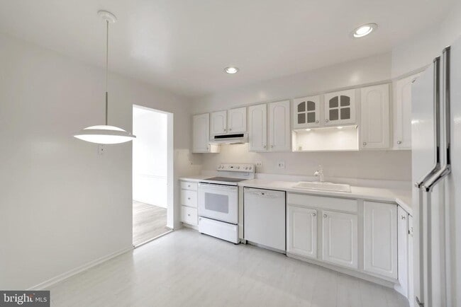 Building Photo - 10 Liberte Ln