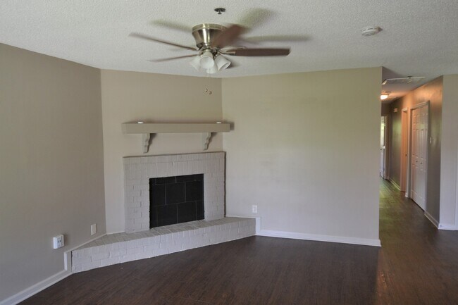 Building Photo - Charming 3 bedroom Duplex Conveniently Loc...