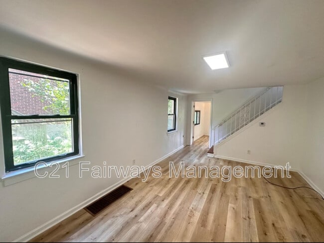 Building Photo - 10318 Lindberg Ave