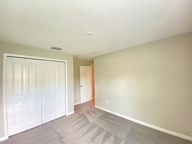 Building Photo - Great SW location 4/2/2 **WON'T LAST**