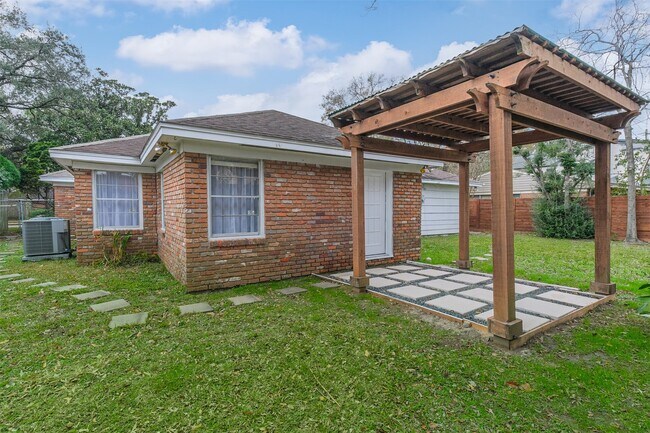 Building Photo - 2601 Briarhurst Dr