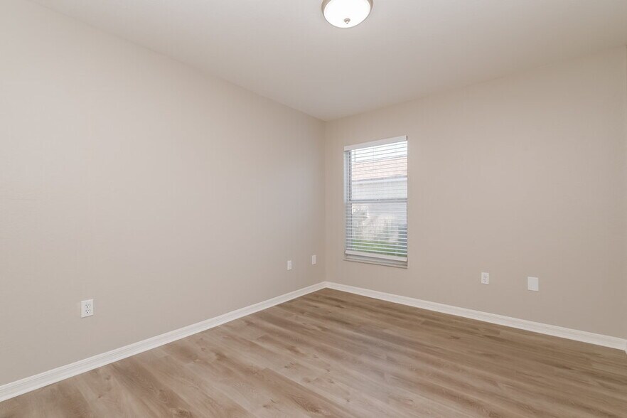 Building Photo - 3720 Hollow Wood Dr