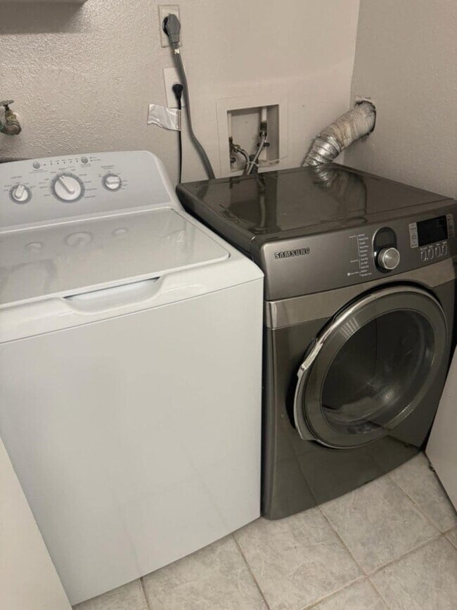 Building Photo - 9809 Richmond Ave.