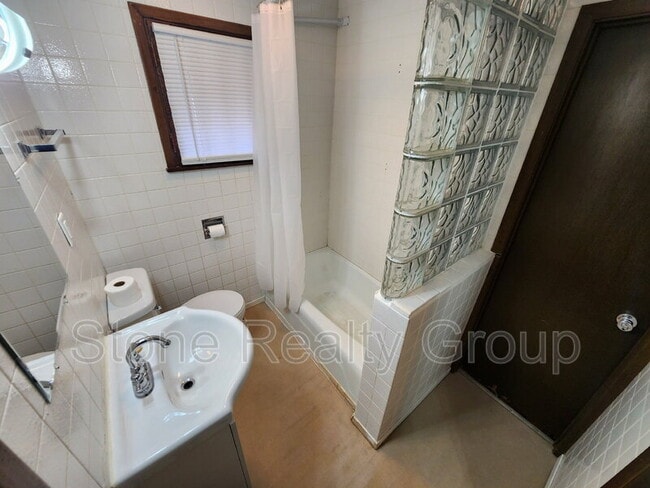 Building Photo - 2419 Layher Ave