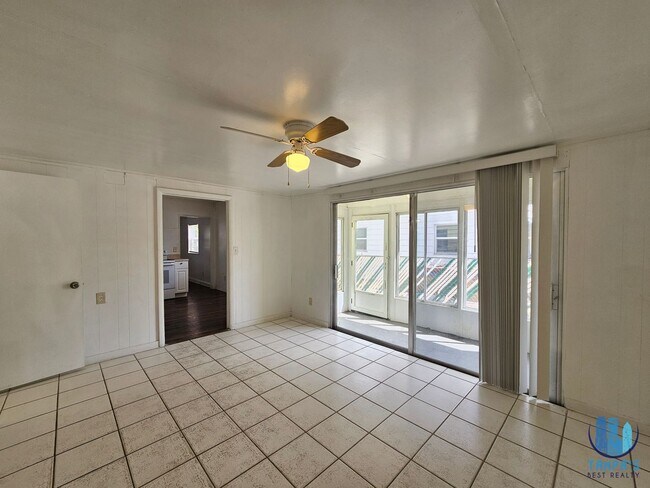 Building Photo - Spacious 3 Bedroom, 2 Bath home with a 2 CAR Carport near down St. Petersburg *Available Now*