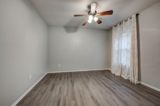 Building Photo - 1817 SE 1st St