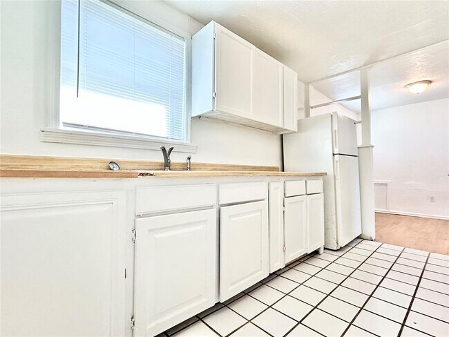 Building Photo - 1700 Karen Dr
