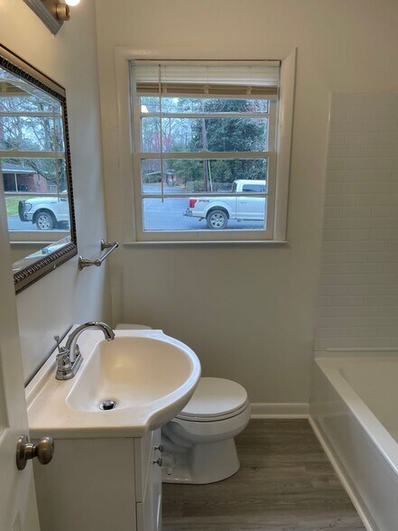 Building Photo - Cute and Newly Renovated Brick One Level H...