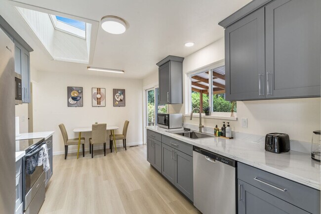 Building Photo - 12527 SE 52nd St