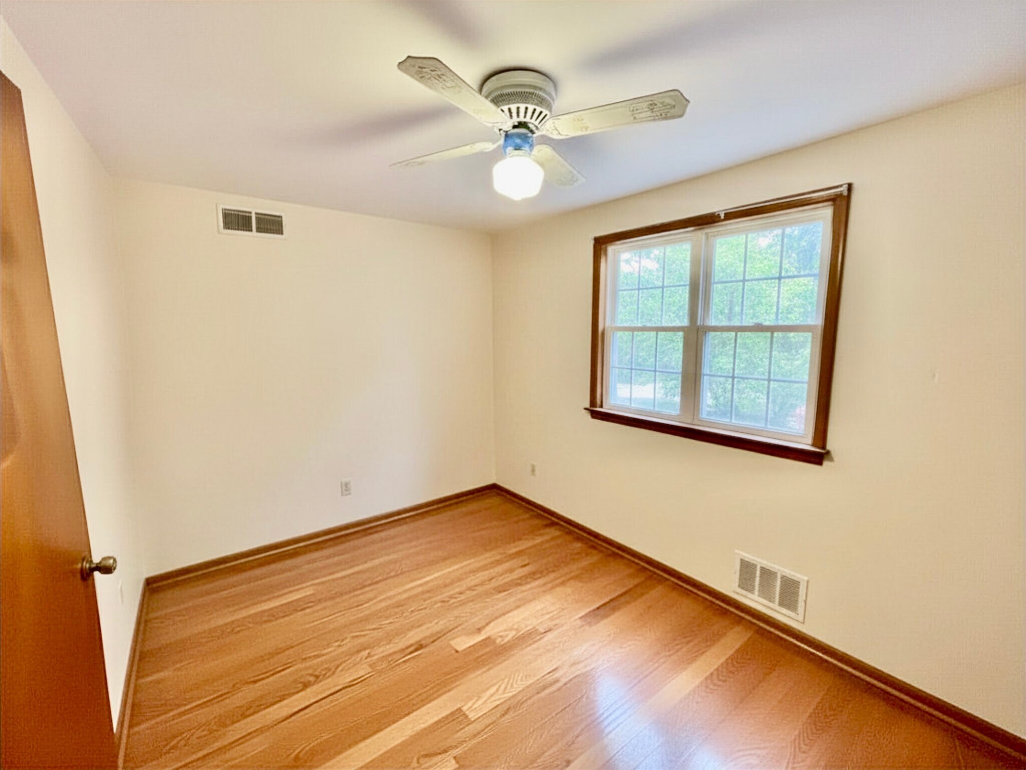 Building Photo - 227 Sunshine Dr