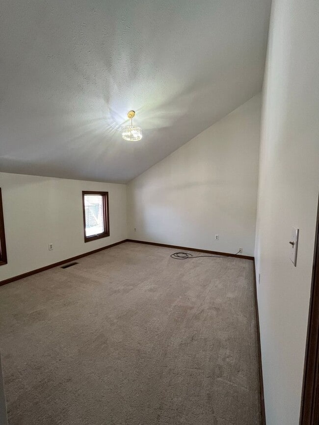 Building Photo - 3 Bedroom Condo