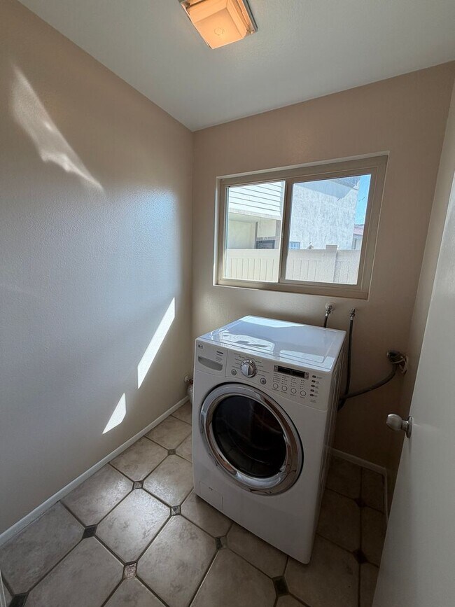 Building Photo - 941 Pinyon Ct