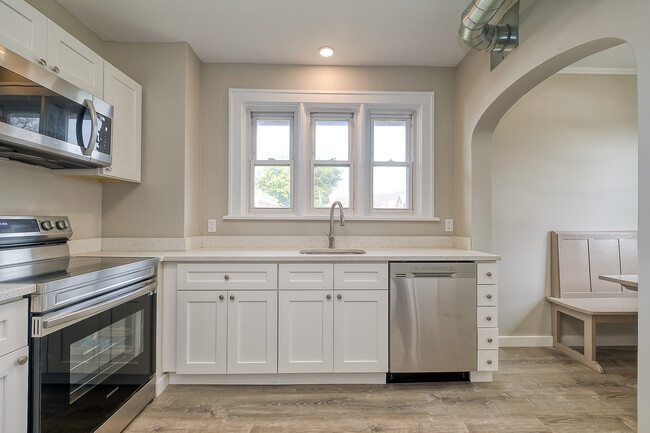 Kitchen - 1869 Perrott Ave