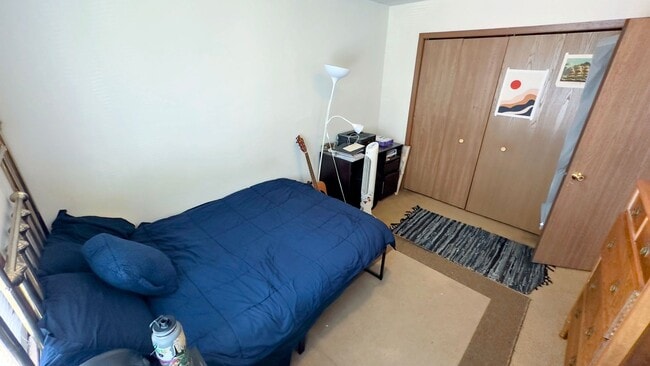 Building Photo - 3 Bed 1 Bath Apartment - Available Septemb...