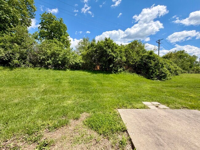 Building Photo - 1204 Louisville Dr
