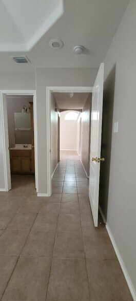 Building Photo - 624 DFW Dr