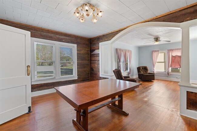 Building Photo - 408 S Gabriel St