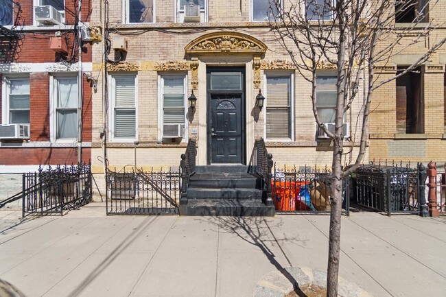 Building Photo - 310 28th St