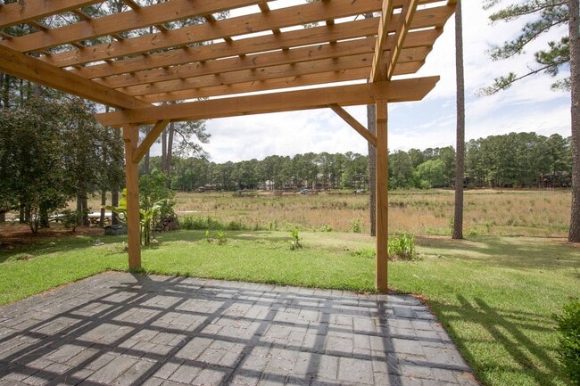 Building Photo - Woodlake Home