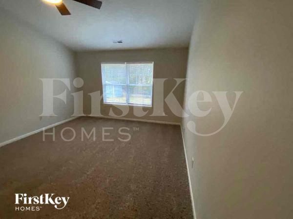 Building Photo - 430 E Pine Ridge Dr