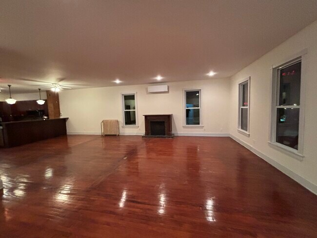 Building Photo - 941 W 7th St