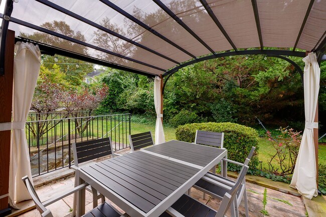 Building Photo - Furnished, Detached Home in Bethesda Alta ...
