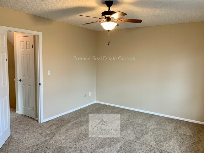 Building Photo - 1122 Delaware Dr