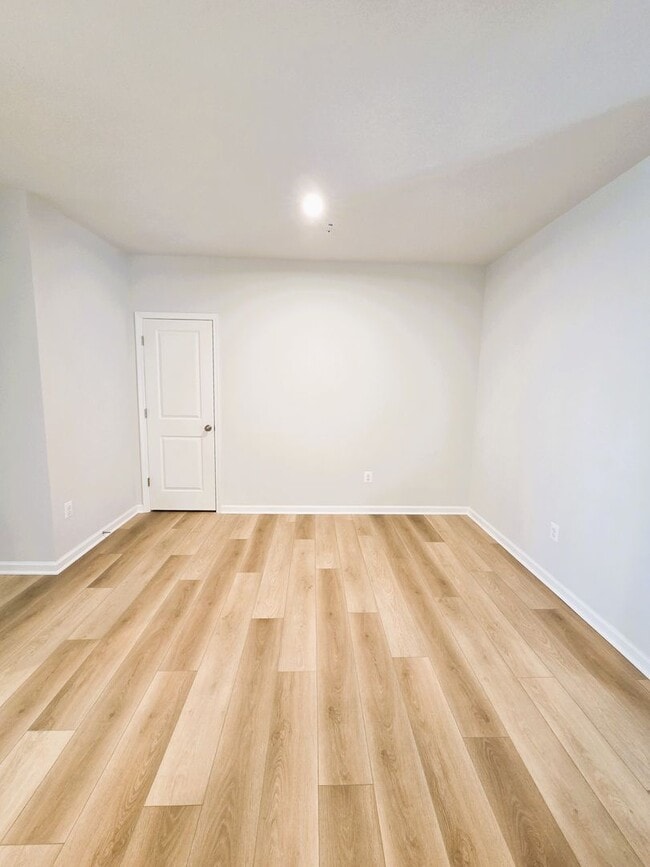 Building Photo - Newer ground level condo in Coalfield Station located in highly desireable Midlothian.