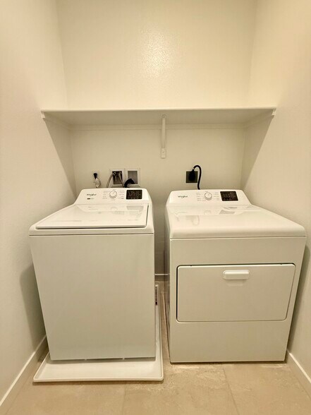 Building Photo - 2583 Cloudview Privado