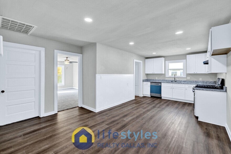 Building Photo - 907 NW Main St