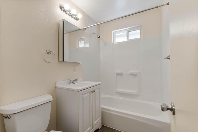 Building Photo - 2 weeks free rent! Beautifully remodeled 1-bdrm/1-bath in 7-plex—Shared laundry, dedicated storag...