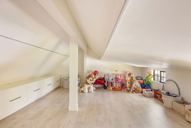 Building Photo - 6277 Del Valle Dr