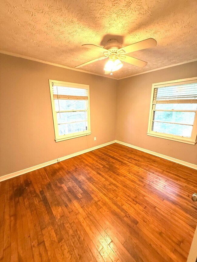 Building Photo - 454 Forest Hills Dr
