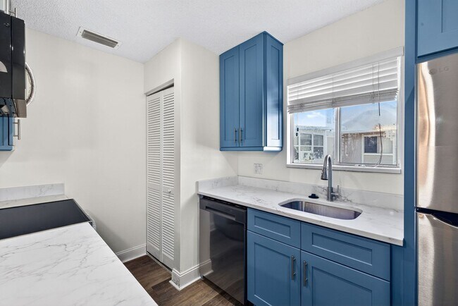 Building Photo - Cozy unfurnished, 2 Bedroom, 1 Bathroom, Condo