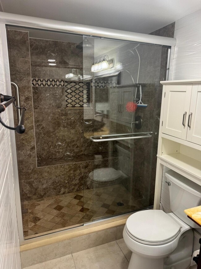 Building Photo - 1319 E Hillsboro Blvd