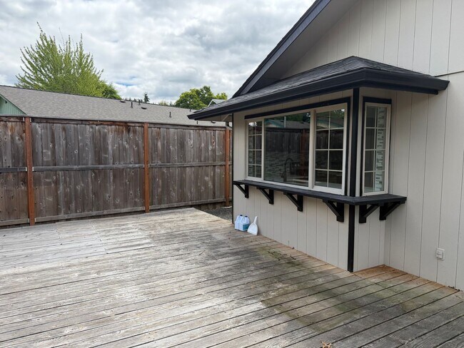 Building Photo - Beautifully updated 3 bedroom, 2 bath house in Eugene!