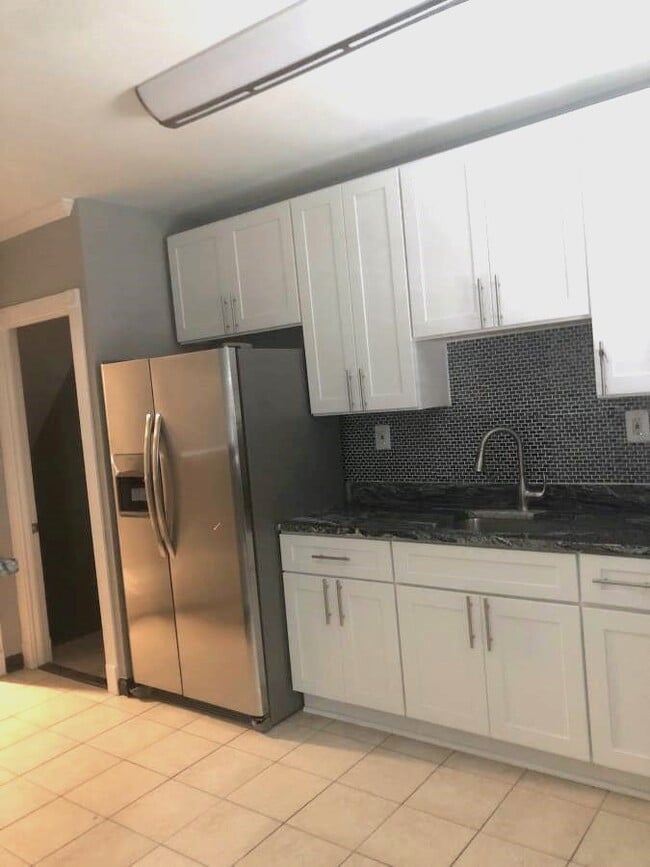 Building Photo - 3445 Juneway-7 Available $600