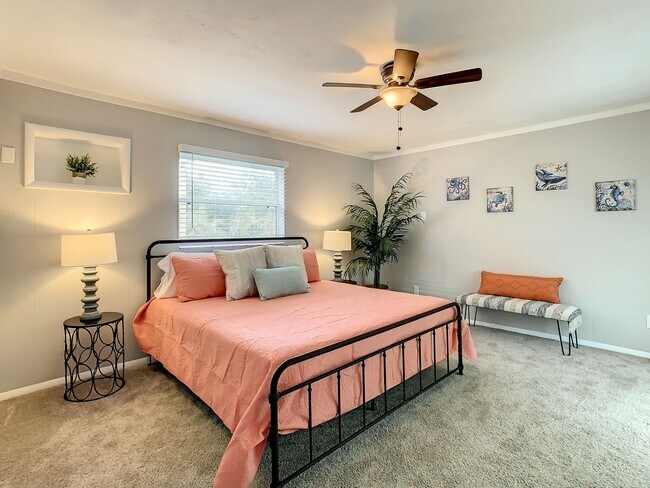 Building Photo - Available Today! Centrally Located St Pete House Furnished for Rent!