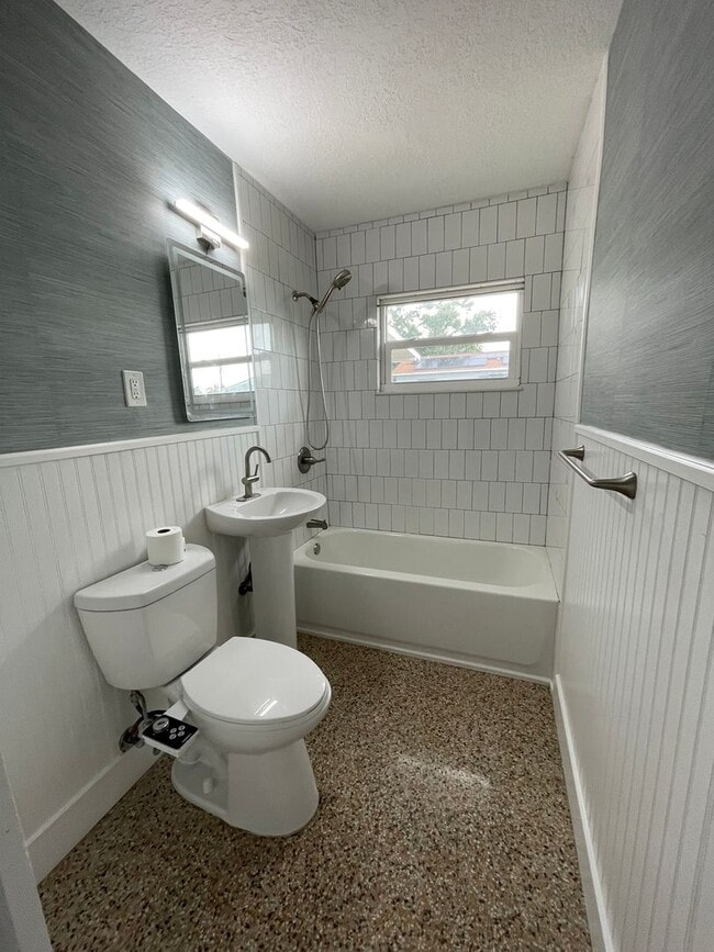 Building Photo - Adorable Apollo Beach Home for Rent   Brin...